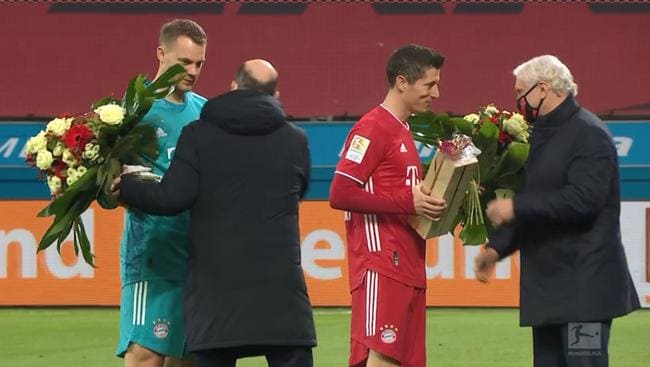 2020年世界足球先生莱万和最佳门将诺伊尔赛前接受献花。